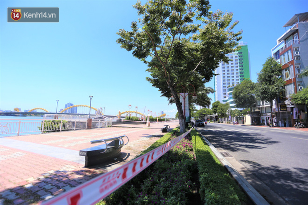 Toàn cảnh Đà Nẵng ngày đầu cách ly xã hội: Bãi biển không bóng người, bến xe dừng hoạt động - Ảnh 3.