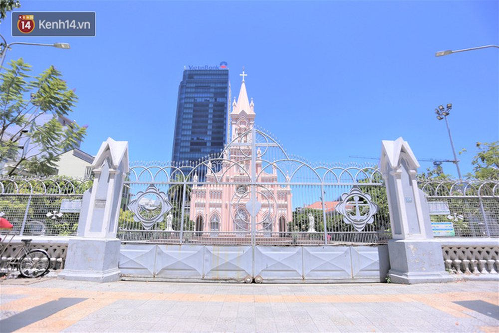 Toàn cảnh Đà Nẵng ngày đầu cách ly xã hội: Bãi biển không bóng người, bến xe dừng hoạt động - Ảnh 21.