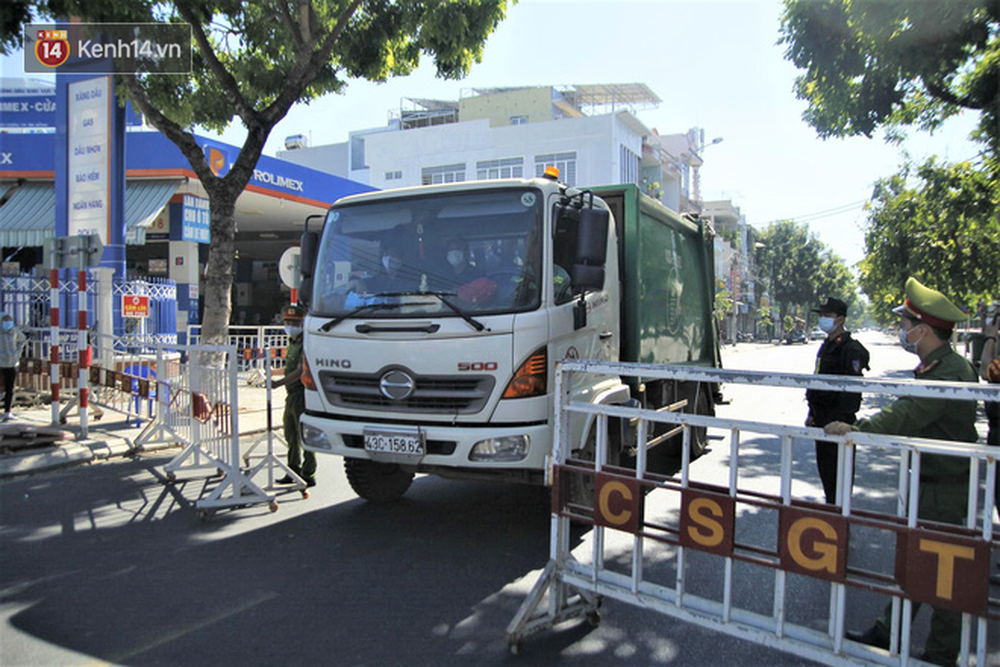 Toàn cảnh Đà Nẵng ngày đầu cách ly xã hội: Bãi biển không bóng người, bến xe dừng hoạt động - Ảnh 26.