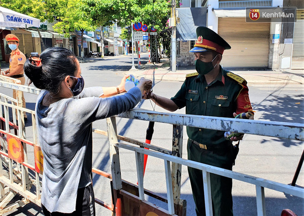 Toàn cảnh Đà Nẵng ngày đầu cách ly xã hội: Bãi biển không bóng người, bến xe dừng hoạt động - Ảnh 27.