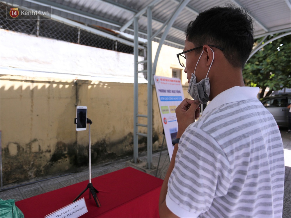 ATM gạo ứng dụng trí tuệ nhân tạo tại Đà Nẵng: Gọi điện hẹn trước 30 phút, nhận diện đúng người nghèo mới nhả gạo - Ảnh 14.