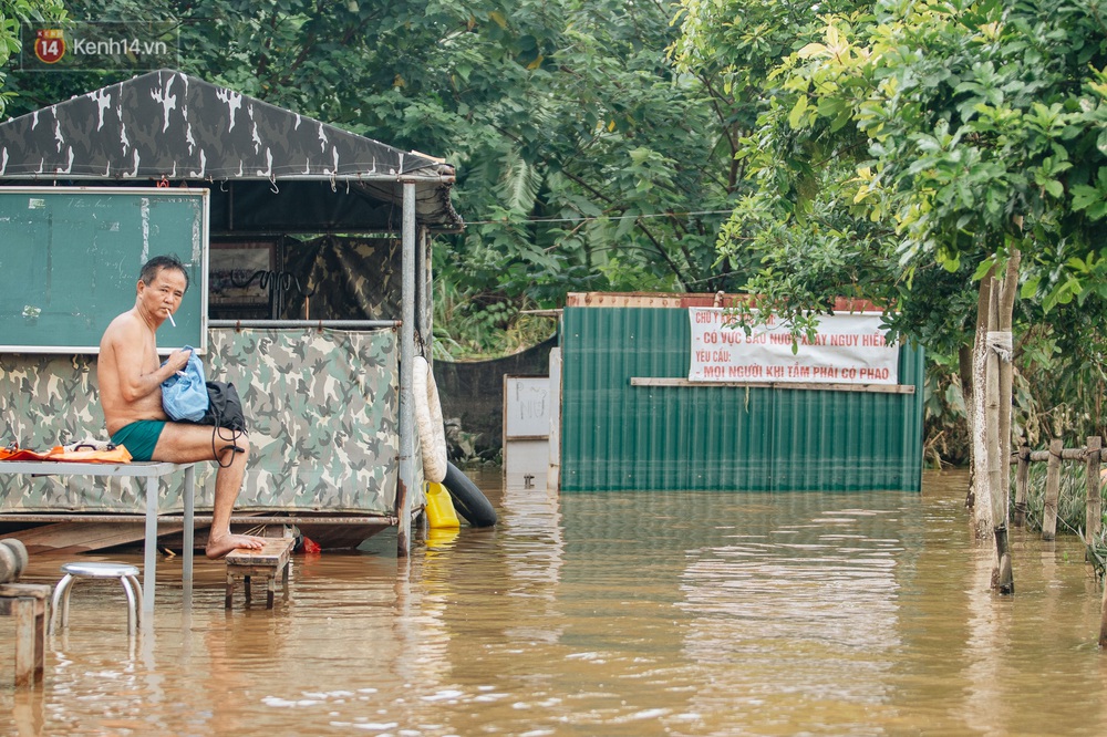 Ảnh, clip: Nước sông Hồng dâng cao, người dân Hà Nội bì bõm tập thể dục - Ảnh 5.