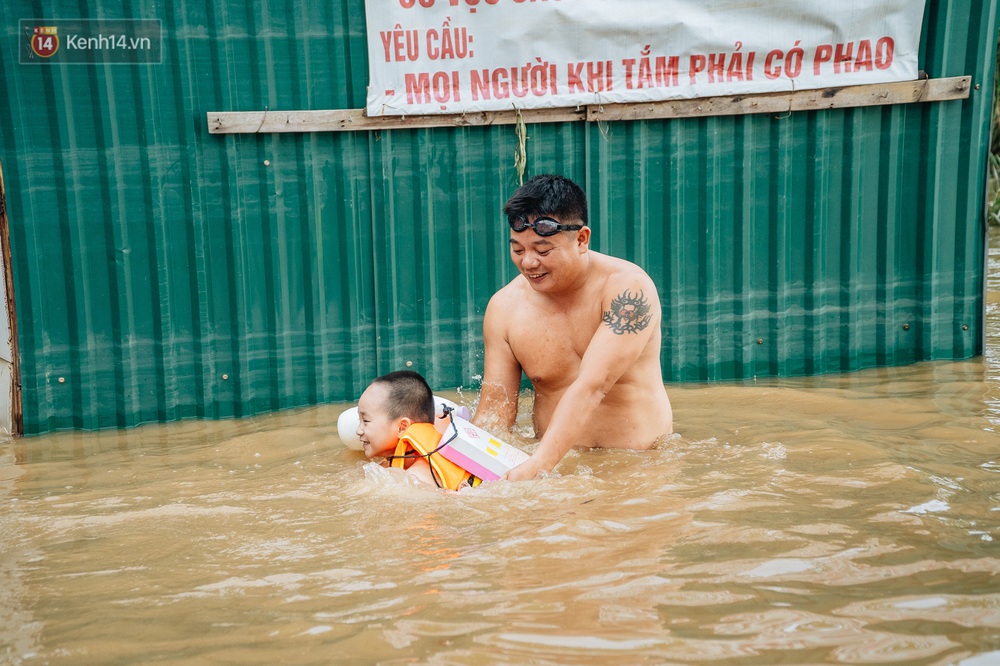 Ảnh, clip: Nước sông Hồng dâng cao, người dân Hà Nội bì bõm tập thể dục - Ảnh 6.