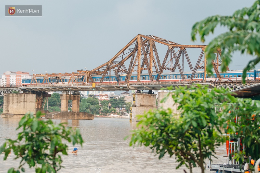 Ảnh, clip: Nước sông Hồng dâng cao, người dân Hà Nội bì bõm tập thể dục - Ảnh 3.