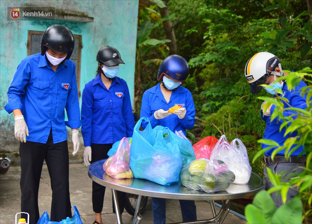 Những shipper áo xanh đi chợ miễn phí giúp người dân Đà Nẵng trong mùa dịch - Ảnh 5.