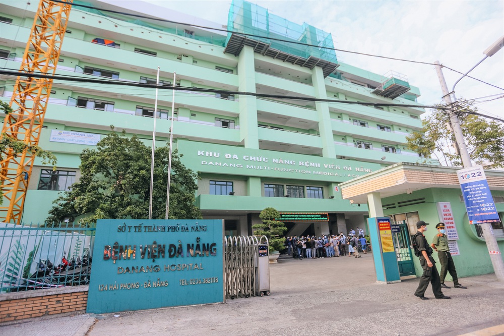 Ảnh: Y bác sĩ bật khóc, vỡ òa hạnh phúc trong giây phút Bệnh viện Đà Nẵng được gỡ lệnh phong tỏa - Ảnh 1.