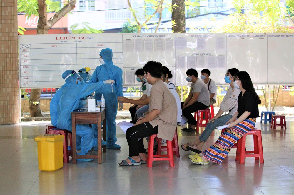Ảnh: 11.000 sĩ tử ở Đà Nẵng được lấy mẫu xét nghiệm Covid-19 trước kỳ thi tốt nghiệp THPT 2020 đợt 2 - Ảnh 9. Ảnh: 11.000 sĩ tử ở Đà Nẵng được lấy mẫu xét nghiệm Covid-19 trước kỳ thi tốt nghiệp THPT 2020 đợt 2 - Ảnh 9.
