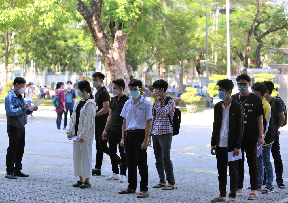 Ảnh: 11.000 sĩ tử ở Đà Nẵng được lấy mẫu xét nghiệm Covid-19 trước kỳ thi tốt nghiệp THPT 2020 đợt 2 - Ảnh 2. Ảnh: 11.000 sĩ tử ở Đà Nẵng được lấy mẫu xét nghiệm Covid-19 trước kỳ thi tốt nghiệp THPT 2020 đợt 2 - Ảnh 2.