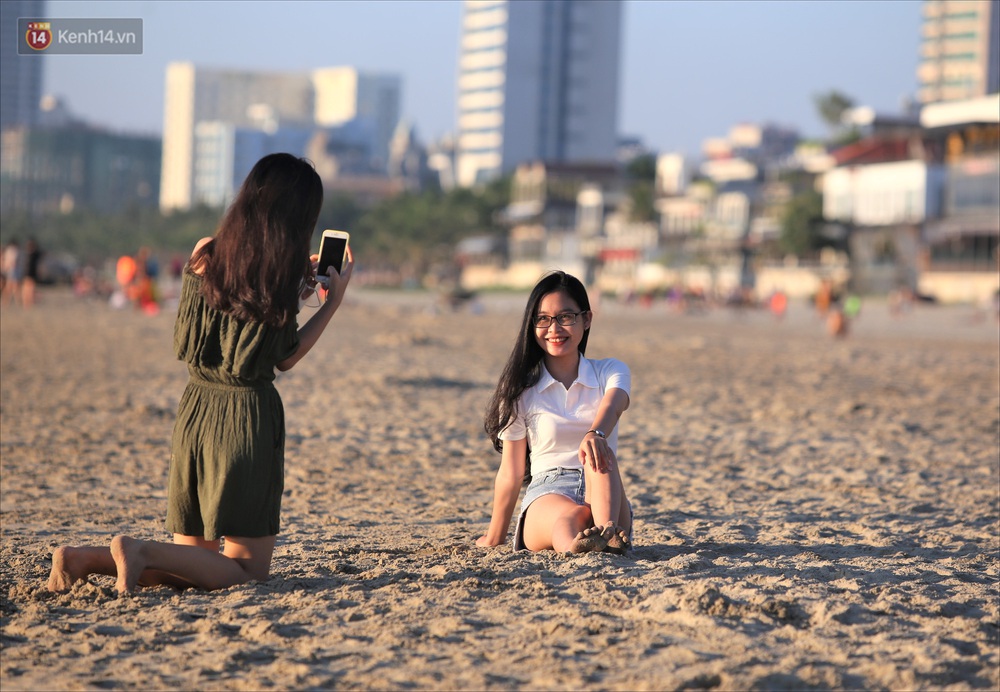 Ảnh: Hàng nghìn người dân Đà Nẵng hào hứng tắm biển sáng sớm sau 45 ngày phải cách ly vì Covid-19 - Ảnh 8.