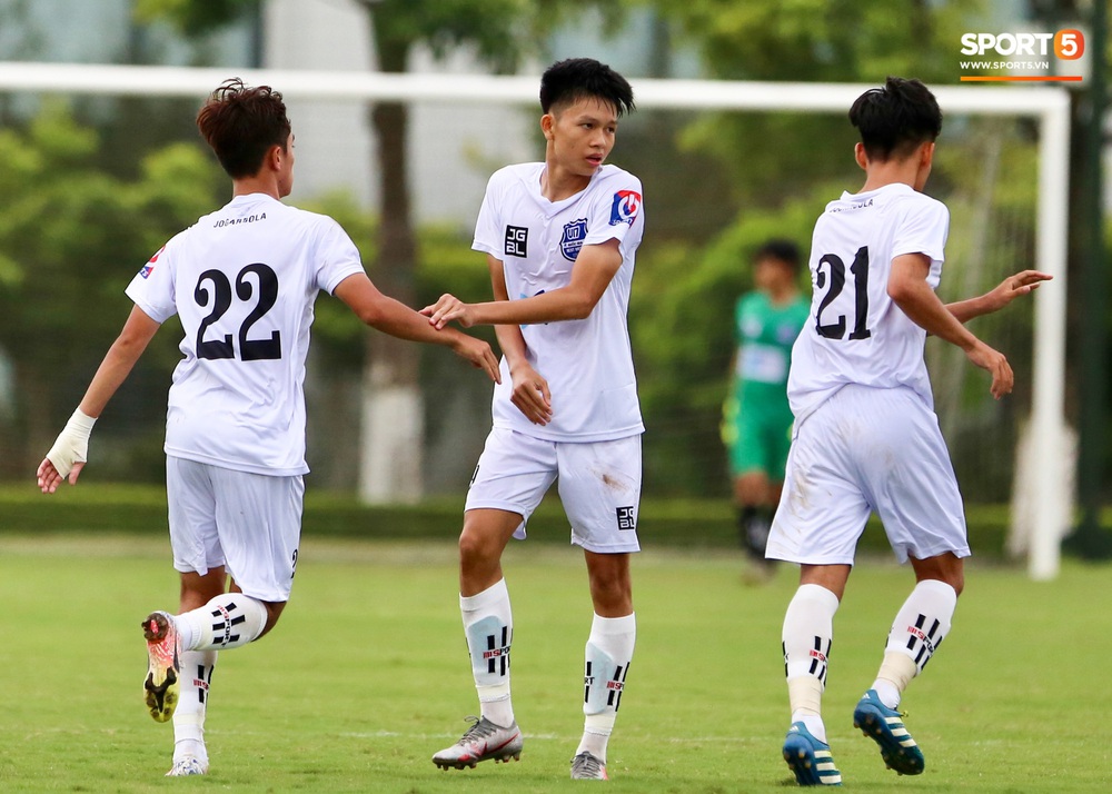 Đàn em Xuân Trường lập siêu phẩm từ chấm đá phạt góc nhờ gió mùa Đông Bắc - Ảnh 2. Đàn em Xuân Trường lập siêu phẩm từ chấm đá phạt góc nhờ gió mùa Đông Bắc - Ảnh 2.
