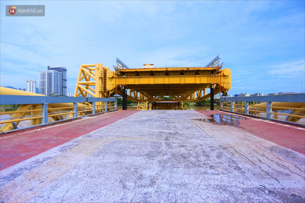 Người Đà Nẵng thích thú lần đầu chứng kiến cây cầu lịch sử nâng nhịp cho tàu thuyền qua lại - Ảnh 8.