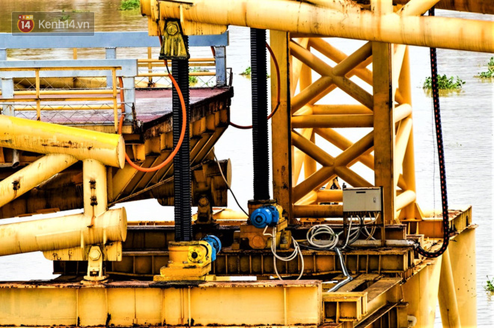 Người Đà Nẵng thích thú lần đầu chứng kiến cây cầu lịch sử nâng nhịp cho tàu thuyền qua lại - Ảnh 9.