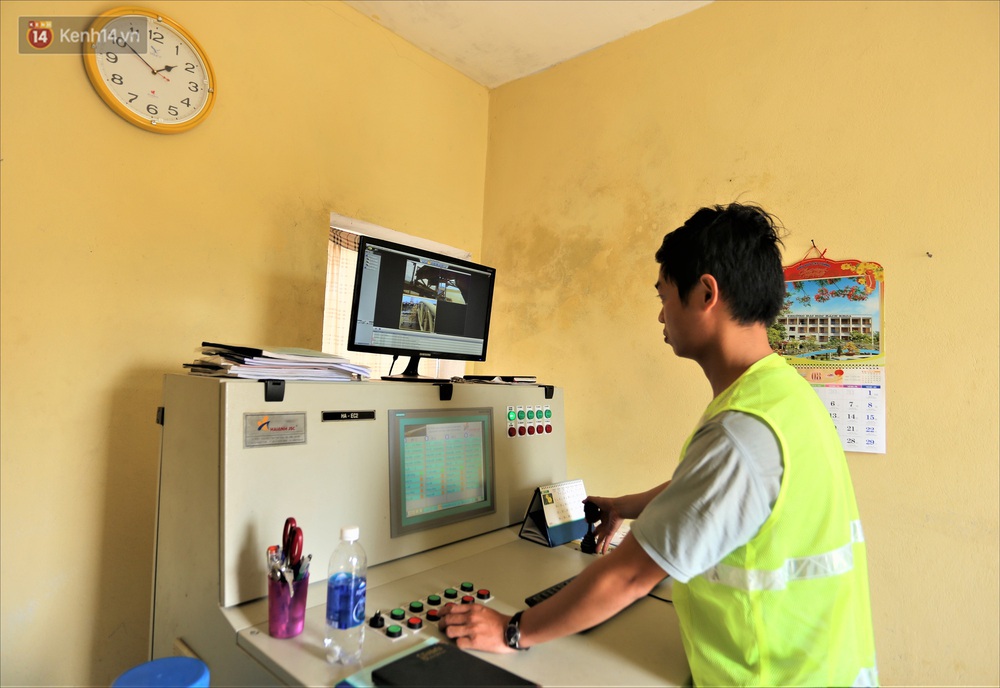 Người Đà Nẵng thích thú lần đầu chứng kiến cây cầu lịch sử nâng nhịp cho tàu thuyền qua lại - Ảnh 7.