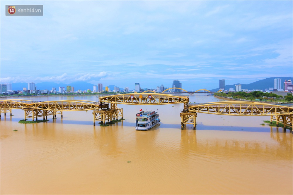 Người Đà Nẵng thích thú lần đầu chứng kiến cây cầu lịch sử nâng nhịp cho tàu thuyền qua lại - Ảnh 3.