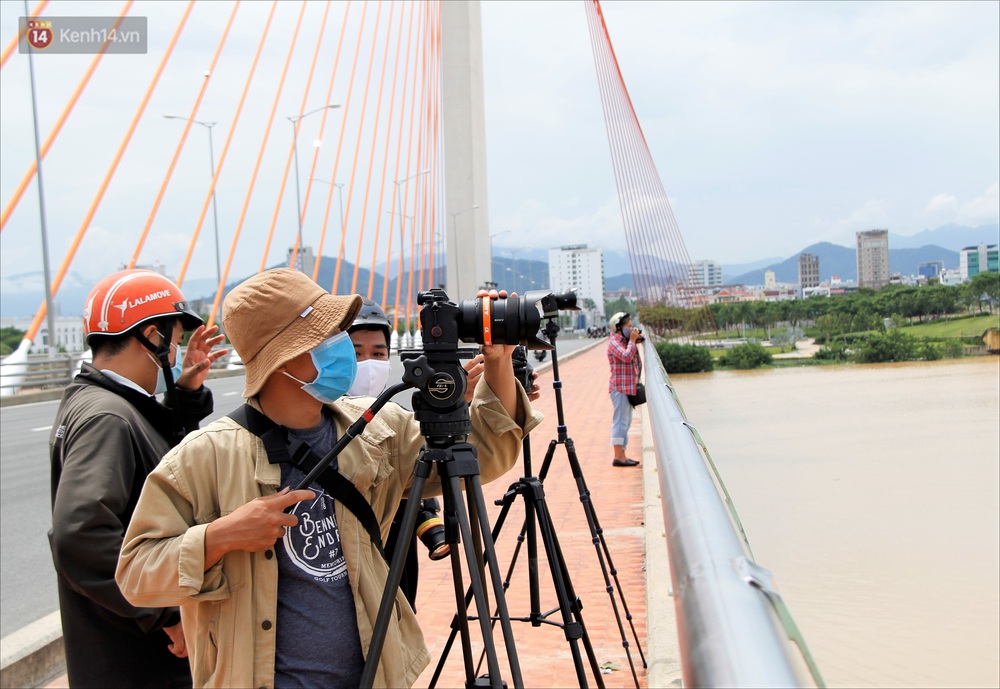Người Đà Nẵng thích thú lần đầu chứng kiến cây cầu lịch sử nâng nhịp cho tàu thuyền qua lại - Ảnh 14.