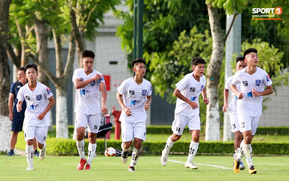 Em họ Công Phượng sút phạt ghi bàn thần sầu giúp đội nhà ngược dòng ngoạn mục trong thế 10 đấu 11 - Ảnh 10. Em họ Công Phượng sút phạt ghi bàn thần sầu giúp đội nhà ngược dòng ngoạn mục trong thế 10 đấu 11 - Ảnh 10.