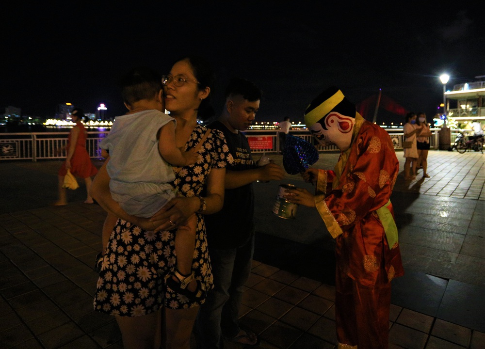 Người dân Đà Nẵng nô nức xuống đường xem múa Lân trước Tết Trung thu, giao thông ùn tắc - Ảnh 12. Người dân Đà Nẵng nô nức xuống đường xem múa Lân trước Tết Trung thu, giao thông ùn tắc - Ảnh 12.