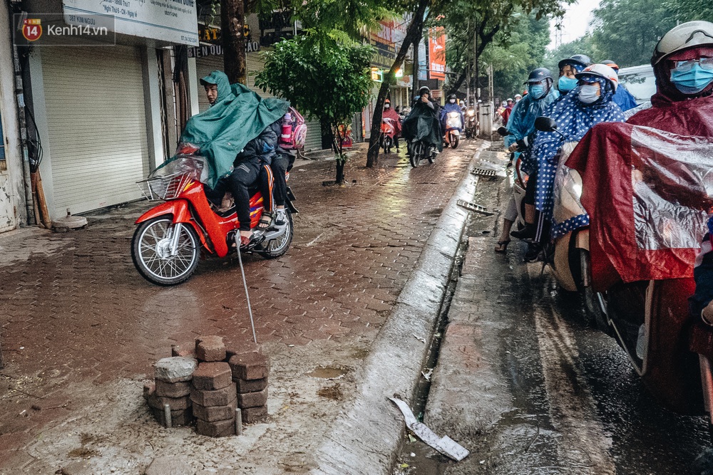 Ảnh: Mưa lớn, tắc đường, trời trở rét, người Hà Nội khổ sở sáng đầu tuần! - Ảnh 7.