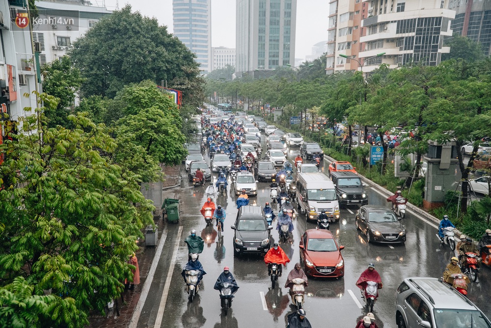 Ảnh: Mưa lớn, tắc đường, trời trở rét, người Hà Nội khổ sở sáng đầu tuần! - Ảnh 3.