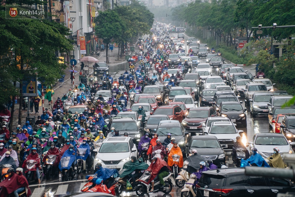 Ảnh: Mưa lớn, tắc đường, trời trở rét, người Hà Nội khổ sở sáng đầu tuần! - Ảnh 2.