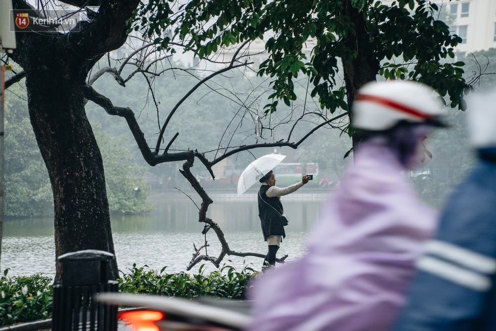 Ảnh: Mưa lớn, tắc đường, trời trở rét, người Hà Nội khổ sở sáng đầu tuần! - Ảnh 18.