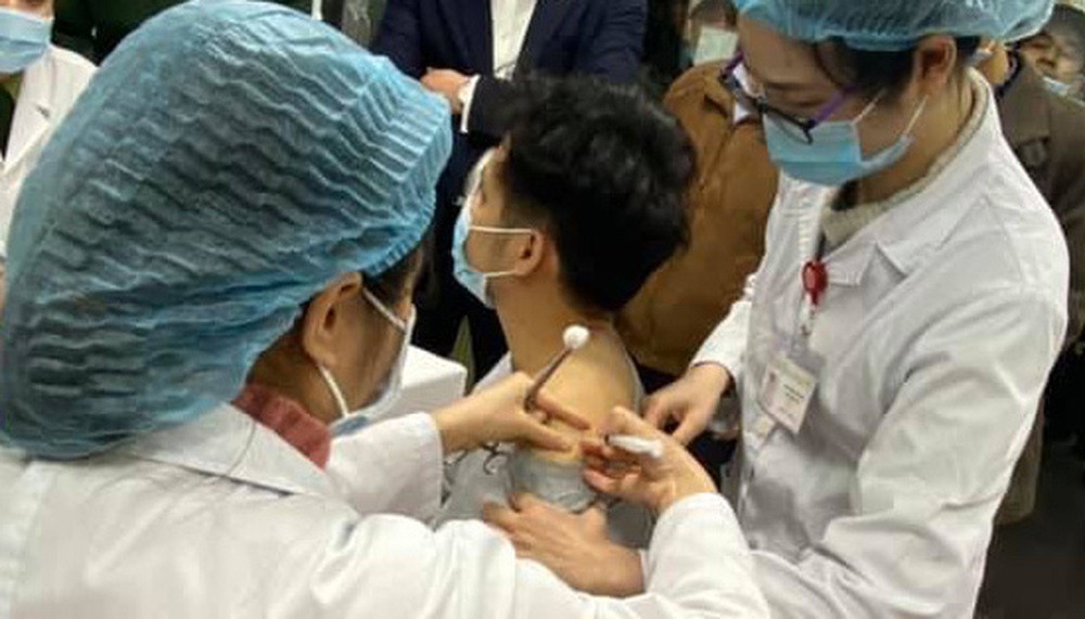 Ảnh, clip: Cận cảnh mũi tiêm vaccine Covid-19 đầu tiên trên người của Việt Nam - Ảnh 9.