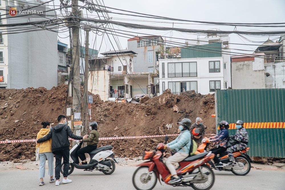 Cuộc sống người dân cạnh đại công trường đường vành đai nghìn tỷ: Ùn tắc, khói bụi, thậm chí ngã nhào - Ảnh 12.