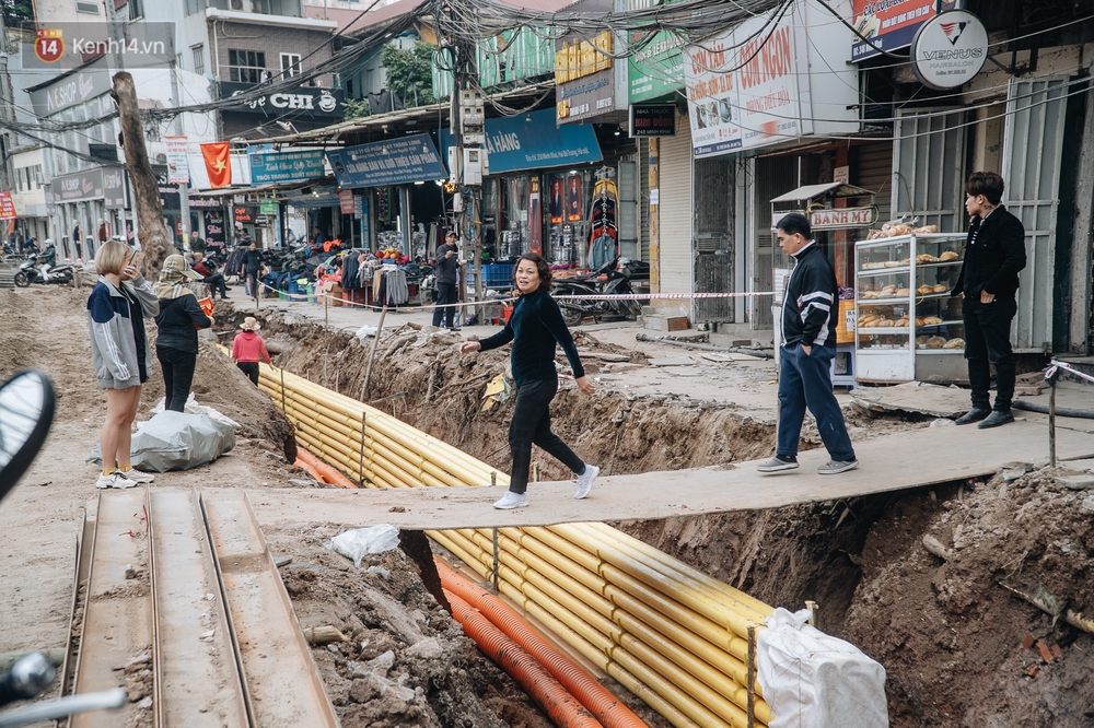 Cuộc sống người dân cạnh đại công trường đường vành đai nghìn tỷ: Ùn tắc, khói bụi, thậm chí ngã nhào - Ảnh 9.