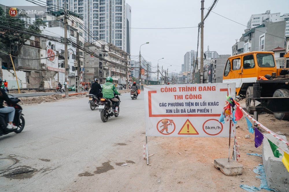 Cuộc sống người dân cạnh đại công trường đường vành đai nghìn tỷ: Ùn tắc, khói bụi, thậm chí ngã nhào - Ảnh 3.