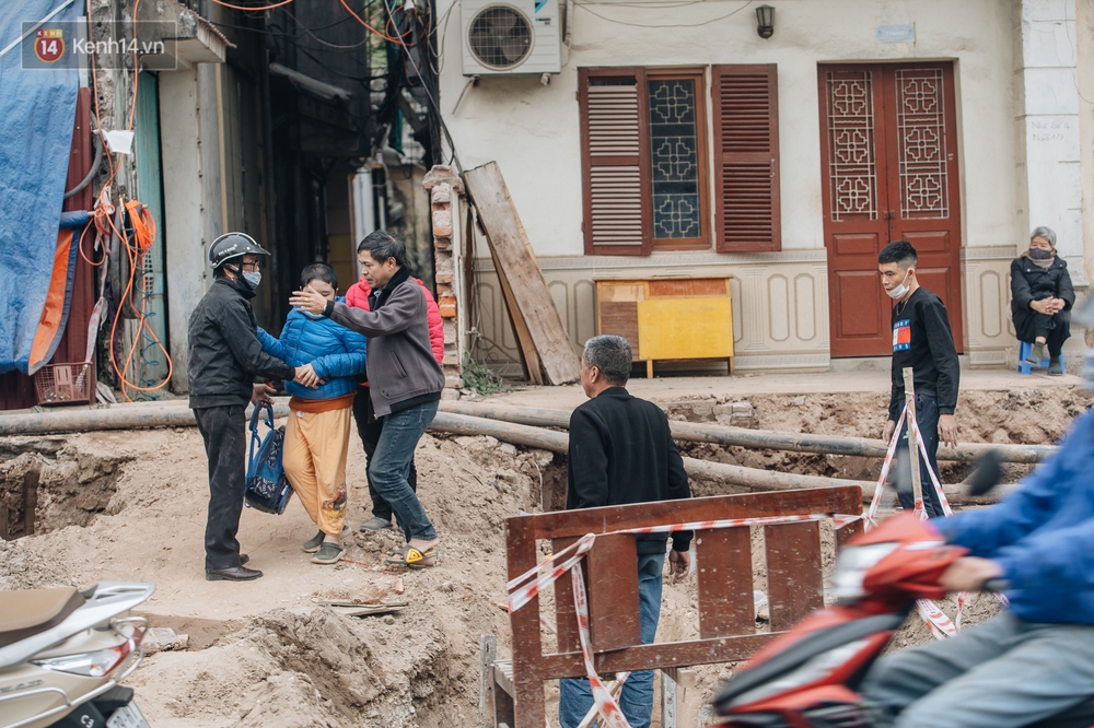 Cuộc sống người dân cạnh đại công trường đường vành đai nghìn tỷ: Ùn tắc, khói bụi, thậm chí ngã nhào - Ảnh 14.