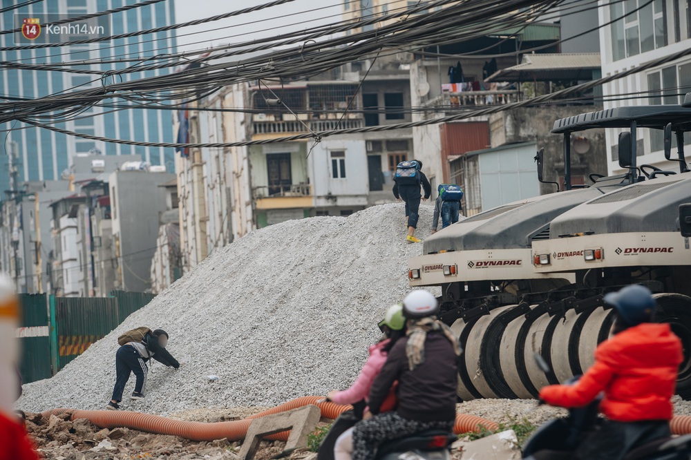 Cuộc sống người dân cạnh đại công trường đường vành đai nghìn tỷ: Ùn tắc, khói bụi, thậm chí ngã nhào - Ảnh 23.