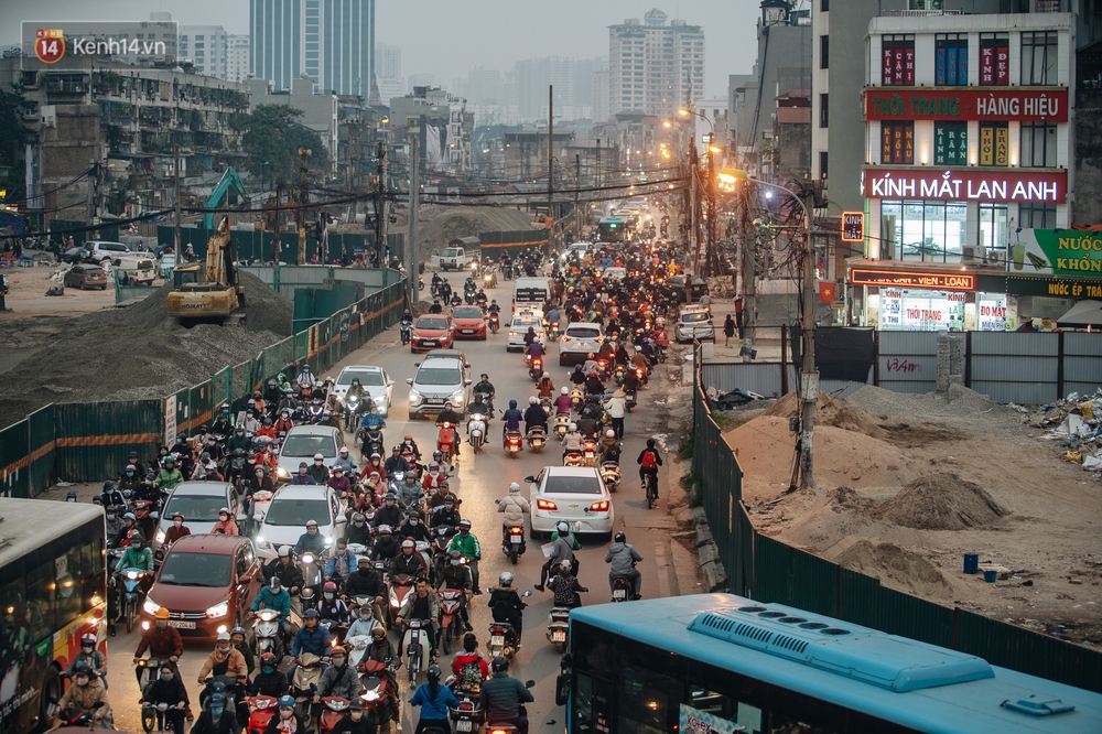 Cuộc sống người dân cạnh đại công trường đường vành đai nghìn tỷ: Ùn tắc, khói bụi, thậm chí ngã nhào - Ảnh 24.