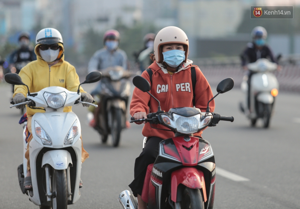 Ảnh: Nhiệt độ giảm còn 19 độ C, người Sài Gòn mặc áo ấm và quàng khăn nhưng vẫn co ro vì lạnh - Ảnh 7. Ảnh: Nhiệt độ giảm còn 19 độ C, người Sài Gòn mặc áo ấm và quàng khăn nhưng vẫn co ro vì lạnh - Ảnh 7.