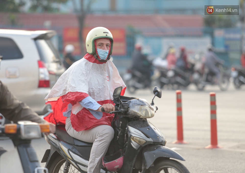 Ảnh: Nhiệt độ giảm còn 19 độ C, người Sài Gòn mặc áo ấm và quàng khăn nhưng vẫn co ro vì lạnh - Ảnh 13. Ảnh: Nhiệt độ giảm còn 19 độ C, người Sài Gòn mặc áo ấm và quàng khăn nhưng vẫn co ro vì lạnh - Ảnh 13.