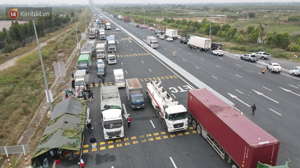 Ảnh: Kéo vài tấn hàng giao khách, cõng bà 95 tuổi qua chốt phòng dịch Covid-19 vào Quảng Ninh - Ảnh 1. Ảnh: Kéo vài tấn hàng giao khách, cõng bà 95 tuổi qua chốt phòng dịch Covid-19 vào Quảng Ninh - Ảnh 1.