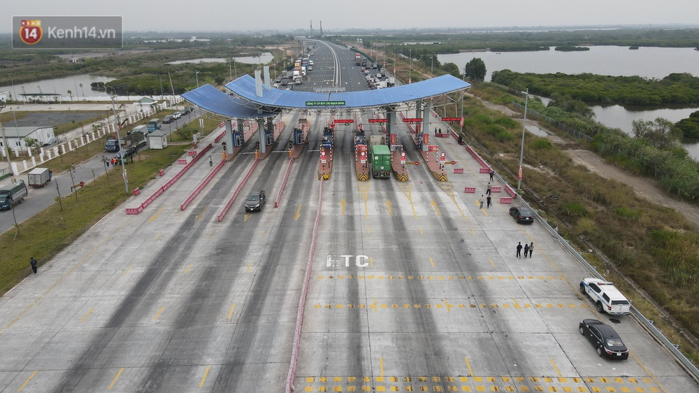Ảnh: Hàng trăm lao động, sinh viên xếp hàng khai báo y tế ở trạm thu phí vào Quảng Ninh để về quê ăn Tết sớm - Ảnh 4. Ảnh: Hàng trăm lao động, sinh viên xếp hàng khai báo y tế ở trạm thu phí vào Quảng Ninh để về quê ăn Tết sớm - Ảnh 4.