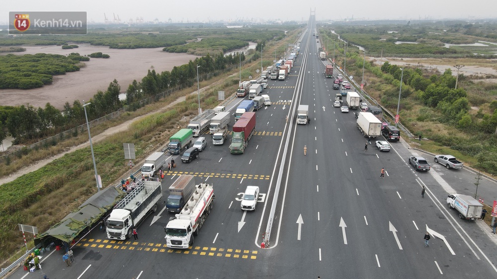 Ảnh: Hàng trăm lao động, sinh viên xếp hàng khai báo y tế ở trạm thu phí vào Quảng Ninh để về quê ăn Tết sớm - Ảnh 1. Ảnh: Hàng trăm lao động, sinh viên xếp hàng khai báo y tế ở trạm thu phí vào Quảng Ninh để về quê ăn Tết sớm - Ảnh 1.