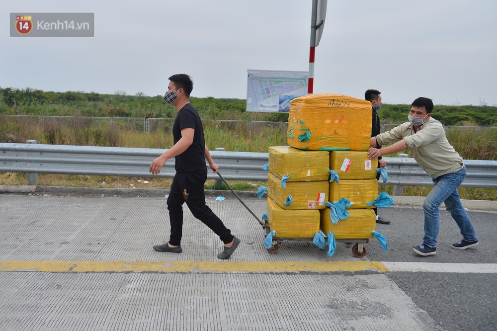 Ảnh: Kéo vài tấn hàng giao khách, cõng bà 95 tuổi qua chốt phòng dịch Covid-19 vào Quảng Ninh - Ảnh 10. Ảnh: Kéo vài tấn hàng giao khách, cõng bà 95 tuổi qua chốt phòng dịch Covid-19 vào Quảng Ninh - Ảnh 10.