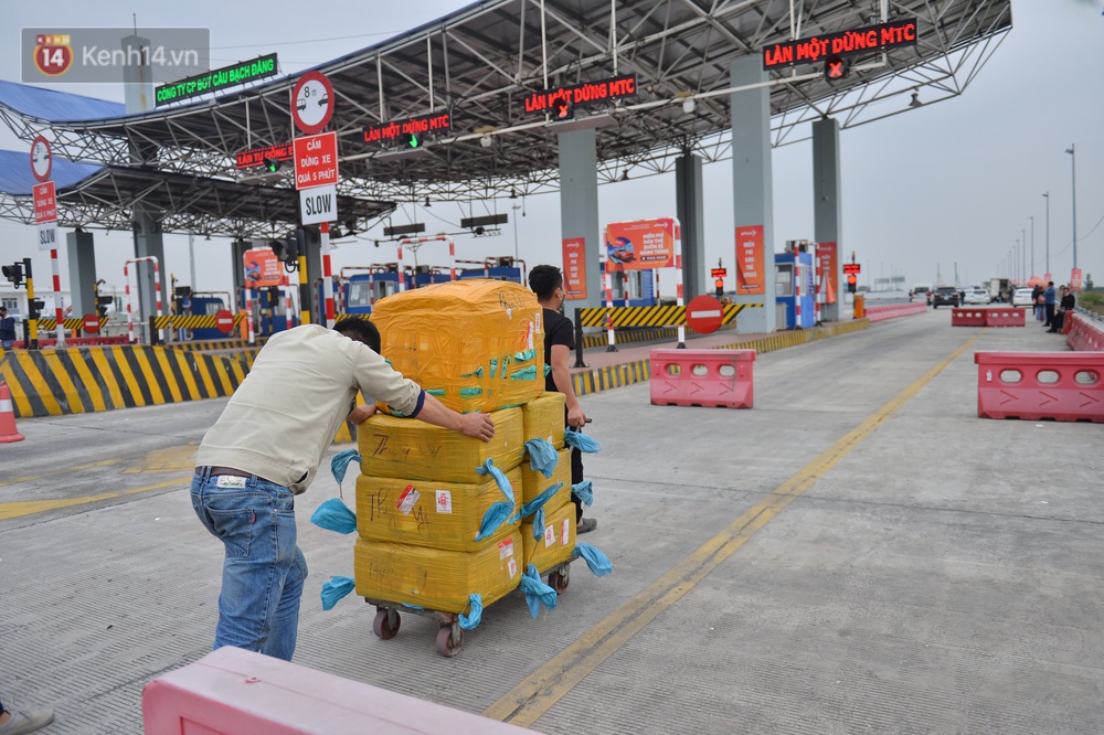 Ảnh: Kéo vài tấn hàng giao khách, cõng bà 95 tuổi qua chốt phòng dịch Covid-19 vào Quảng Ninh - Ảnh 11. Ảnh: Kéo vài tấn hàng giao khách, cõng bà 95 tuổi qua chốt phòng dịch Covid-19 vào Quảng Ninh - Ảnh 11.
