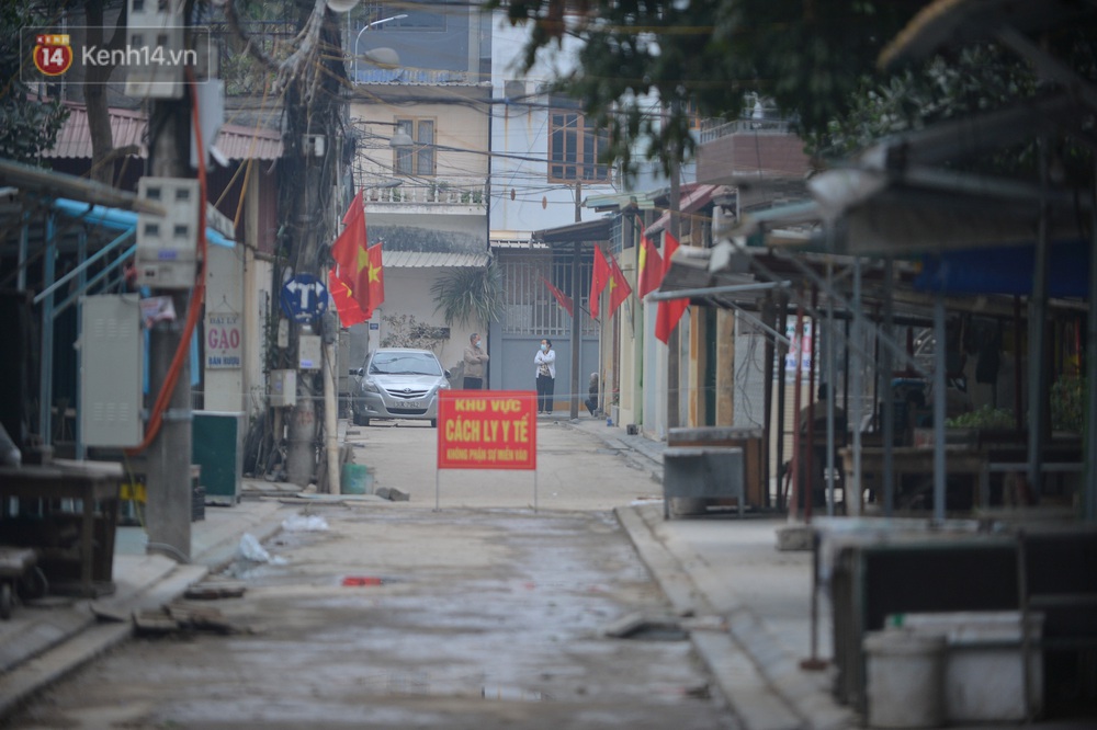 Ảnh: Người dân Đông Anh trèo cổng, mang gà, rau tiếp tế cho người dân trong vùng cách ly - Ảnh 1.