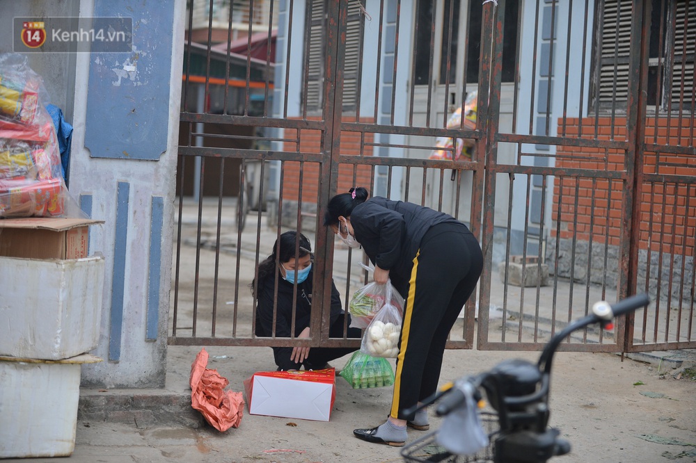 Ảnh: Người dân Đông Anh trèo cổng, mang gà, rau tiếp tế cho người dân trong vùng cách ly - Ảnh 2.