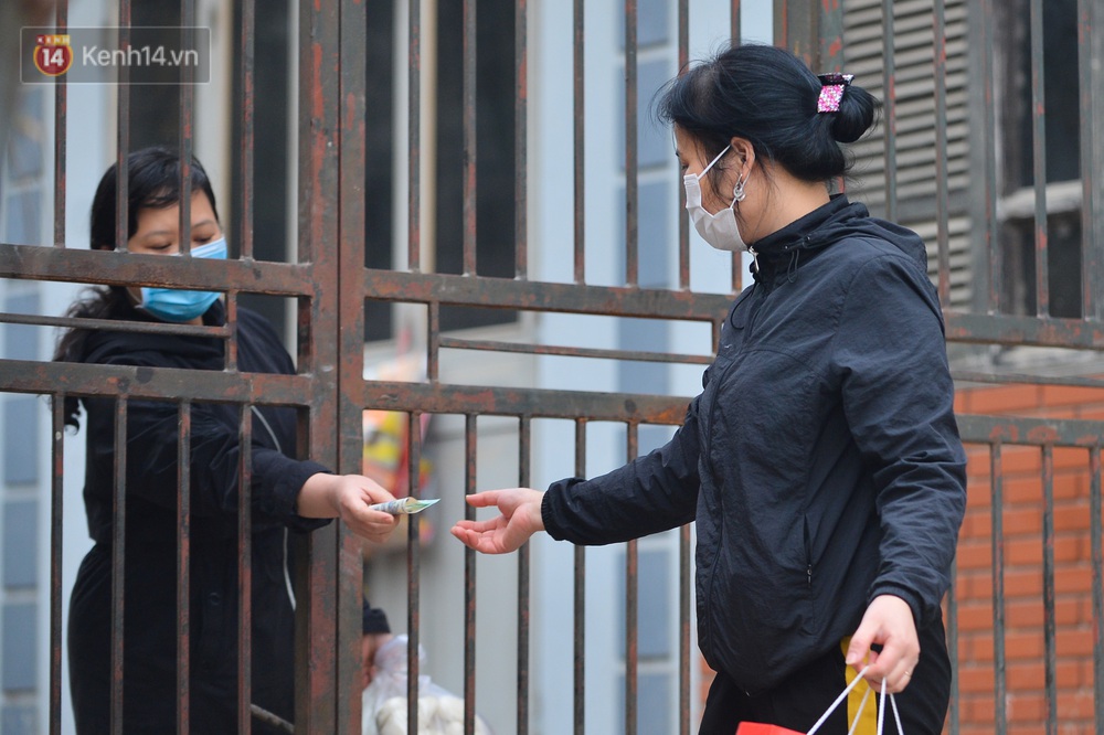 Ảnh: Người dân Đông Anh trèo cổng, mang gà, rau tiếp tế cho người dân trong vùng cách ly - Ảnh 3.