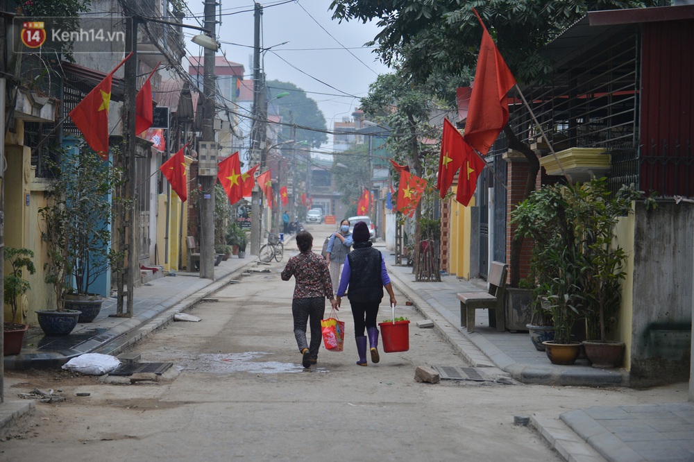 Ảnh: Người dân Đông Anh trèo cổng, mang gà, rau tiếp tế cho người dân trong vùng cách ly - Ảnh 15.