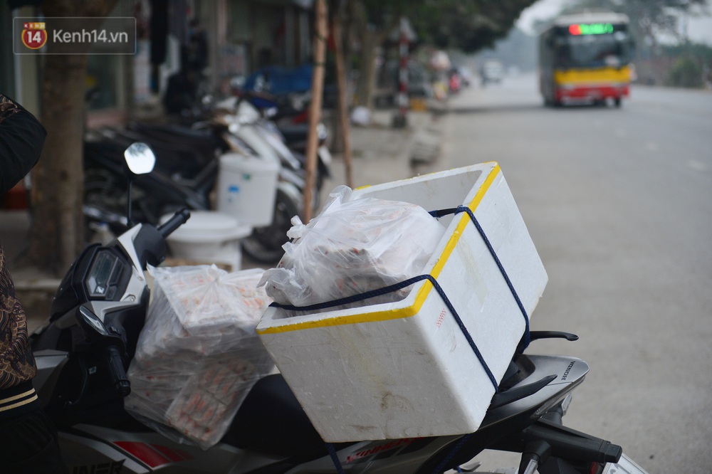 Ảnh: Người dân Đông Anh trèo cổng, mang gà, rau tiếp tế cho người dân trong vùng cách ly - Ảnh 4.