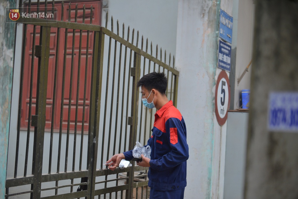 Ảnh: Người dân Đông Anh trèo cổng, mang gà, rau tiếp tế cho người dân trong vùng cách ly - Ảnh 12.