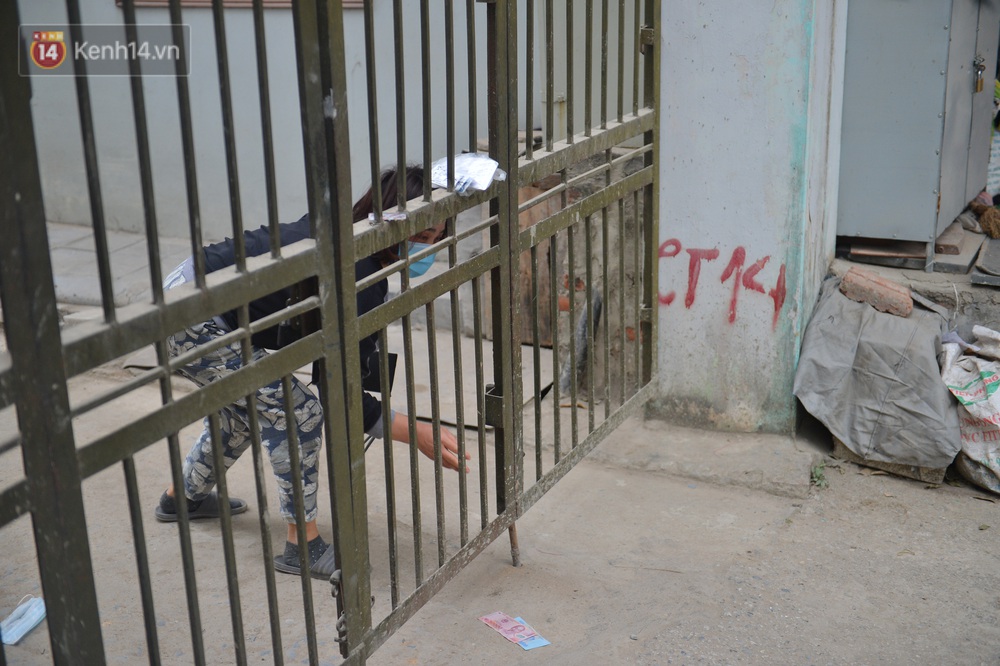 Ảnh: Người dân Đông Anh trèo cổng, mang gà, rau tiếp tế cho người dân trong vùng cách ly - Ảnh 14.
