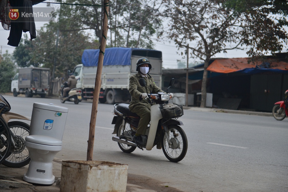Ảnh: Người dân Đông Anh trèo cổng, mang gà, rau tiếp tế cho người dân trong vùng cách ly - Ảnh 17.