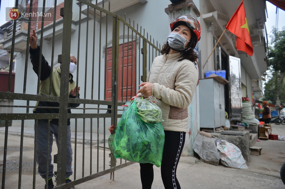 Ảnh: Người dân Đông Anh trèo cổng, mang gà, rau tiếp tế cho người dân trong vùng cách ly - Ảnh 9.