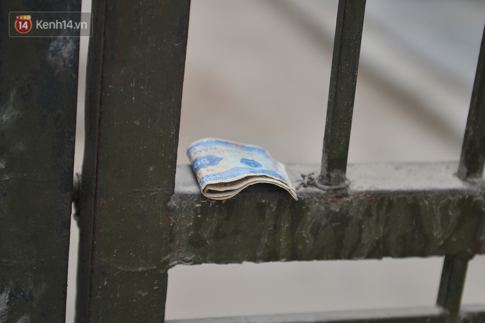 Ảnh: Người dân Đông Anh trèo cổng, mang gà, rau tiếp tế cho người dân trong vùng cách ly - Ảnh 13.