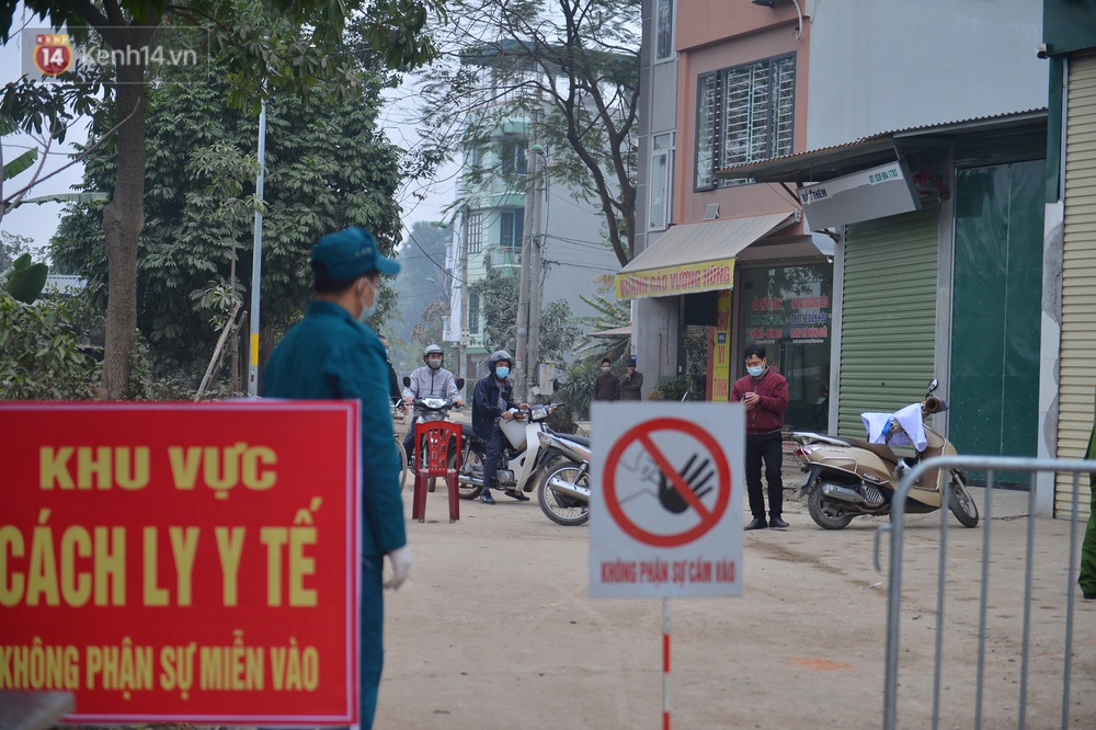 Ảnh: Người dân Đông Anh trèo cổng, mang gà, rau tiếp tế cho người dân trong vùng cách ly - Ảnh 24.